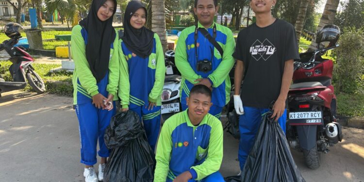 Forum OSIS SMA/Sederajat se-Sangatta Gelar Aksi Bersih-Bersih Sambut Ramadhan