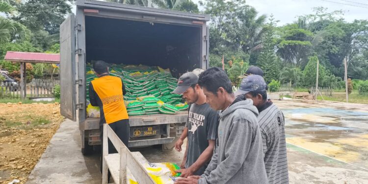 Wujud Kepedulian, Polres Kutim, Bulog dan Pemkab Salurkan Beras SPHP Pada Masyarakat